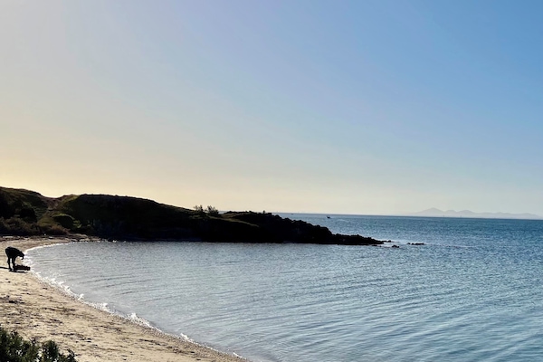 Ubicación cercana a la playa, tumbonas y toallas de playa