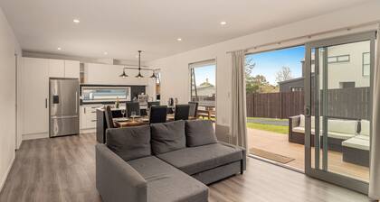 A Sunshine Retreat - Pauanui Holiday Home