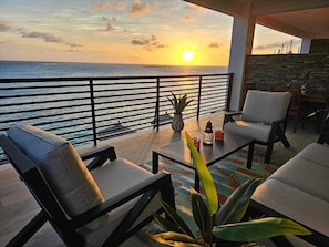 Outdoor dining - Little bit of Heaven Aruba - Beachfront Condo at Rodgers Beach (San Nicolas)