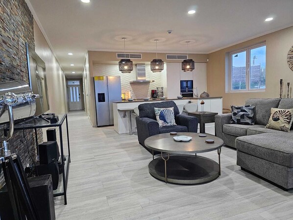 Smart TV, books, printers - Little bit of Heaven Aruba - Beachfront Condo at Rodgers Beach (San Nicolas)