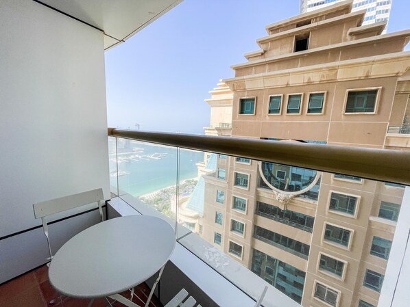 Outdoor dining - spacious apartment in Dubai Marina with Sea view - 5 minutes from the beach (Dubai)