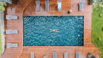 Una piscina al aire libre de temporada