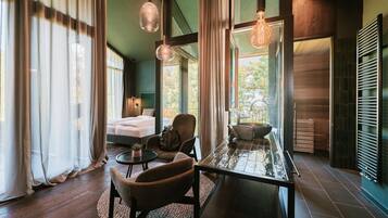 Deluxe Suite | 1 bedroom, premium bedding, minibar, in-room safe