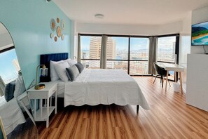 1 bedroom, desk, iron/ironing board, free WiFi - 1BR Ocean/Sunset View w/Parking (Honolulu)