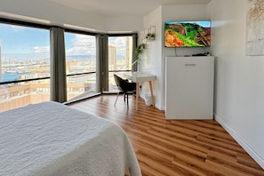 1 bedroom, desk, iron/ironing board, free WiFi - 1BR Ocean/Sunset View w/Parking (Honolulu)