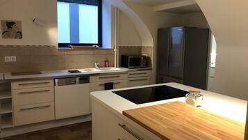 Réfrigérateur, micro-ondes, four, plaque de cuisson