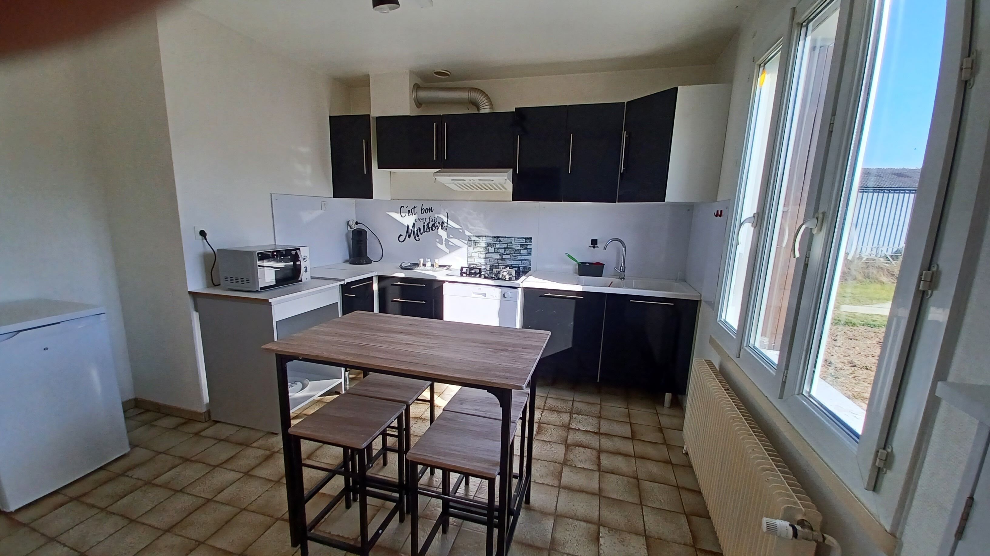 Frigorífico, microondas, placa de cocina y lavavajillas