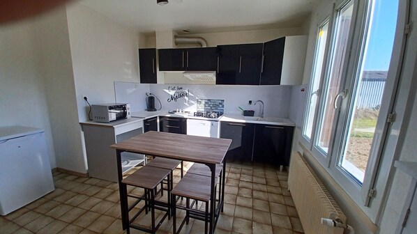 Kylskåp, mikrovågsugn, spishäll och diskmaskin