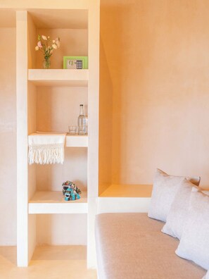 Luxe beddengoed, bedden met traagschuimmatrassen, een minibar