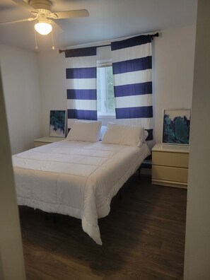 2 makuuhuonetta, työpöytä, ilmainen Wi-Fi, vuodevaatteet