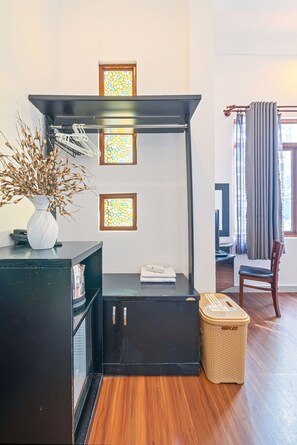 4 人部屋 | ミニバー、デスク、防音設備、WiFi (無料)