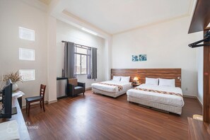 4 人部屋 | ミニバー、デスク、防音設備、WiFi (無料)