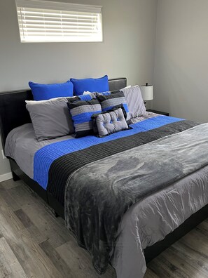 2 室のベッドルーム、アイロン / アイロン台、WiFi (無料)、ベッドシーツ