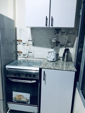 Kjøleskap, mikrobølgeovn, ovn og kokeplater