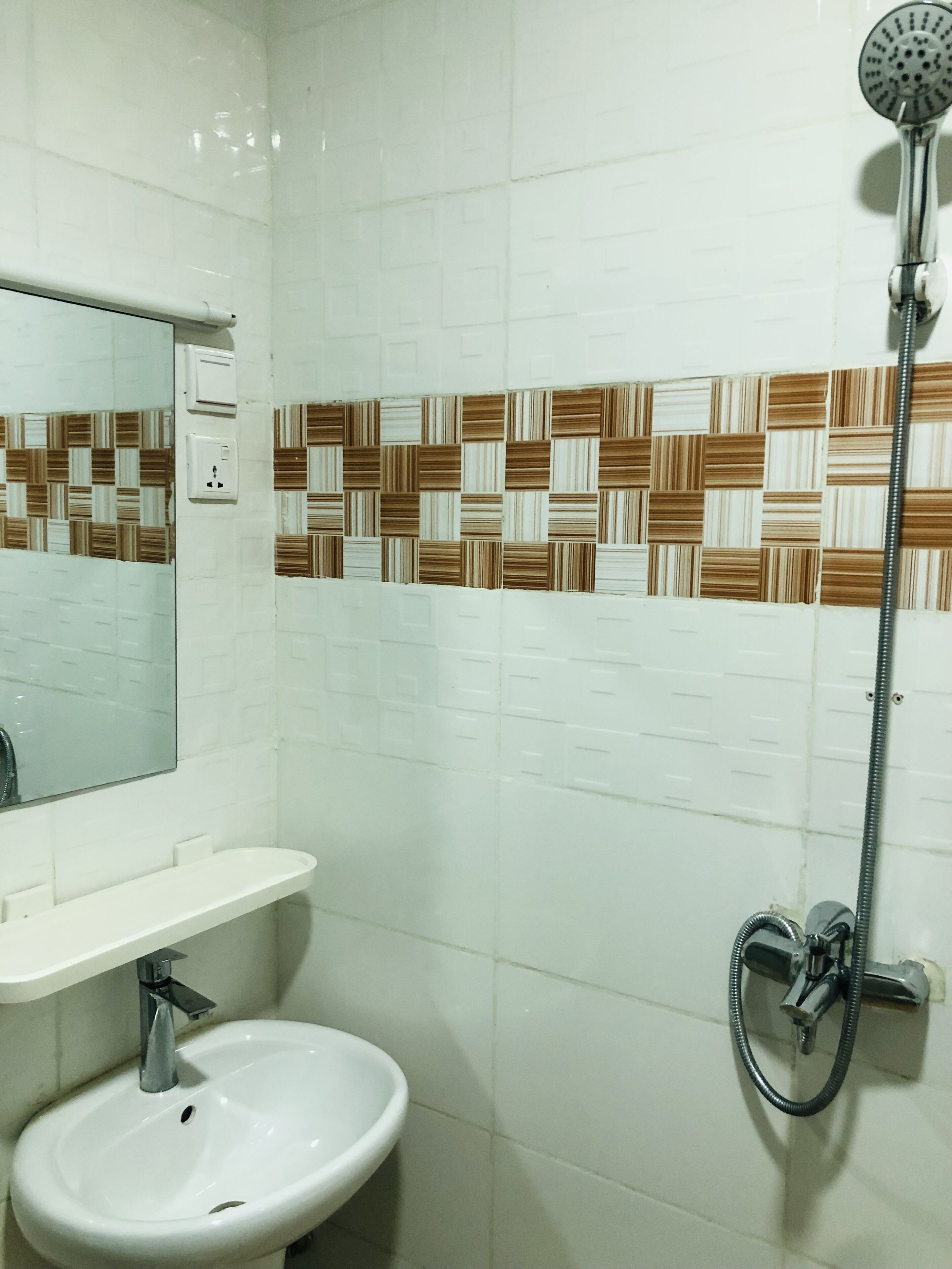 Douche, serviettes fournies, savon, papier toilette