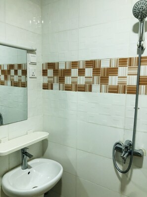 Dusj, håndklær, såpe og toalettpapir