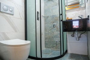 Classic Room | Bathroom | Rainfall showerhead, hair dryer, slippers, towels - Yellow Mansion (Istanbul)