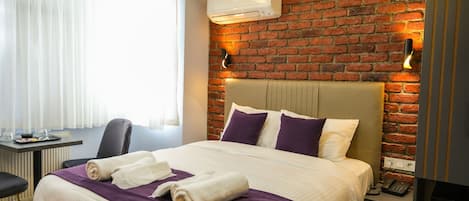 1 bedroom, premium bedding, in-room safe, desk