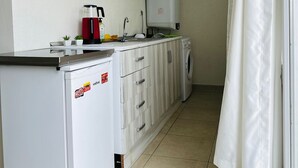 Apartamento City | Cocina privada | Frigorífico pequeño, placa de cocina, arrocera y plancha