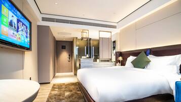 Habitación empresarial | Ropa de cama hipoalergénica y artículos del minibar gratis