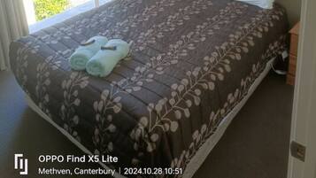 2 bedrooms, iron/ironing board, travel cot, free WiFi