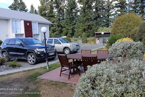 Outdoor dining - Opuke Crash Pad, enjoy Resort Facilities, Opuke Hot Pools, Ski Field. (Methven)
