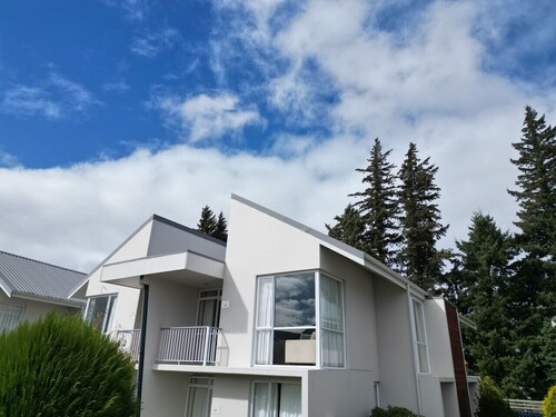 Opuke Crash Pad Methven - with mountain views.