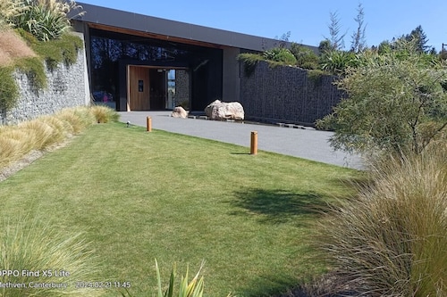 Opuke Crash Pad, enjoy Resort Facilities, Opuke Hot Pools, Ski Field.