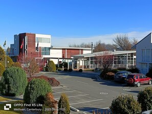 المنشأة من الخارج