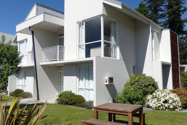 Opuke Crash Pad is on the top story, right hand side, including the balcony.
