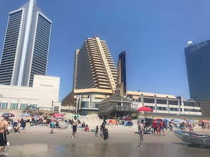 On the beach - Modern Double Queen Room | CozySuites 35 (Atlantic City)