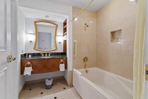 Badekar, hårtørrer, håndklæder