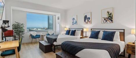 Escritorio, tabla de planchar con plancha, wifi y ropa de cama