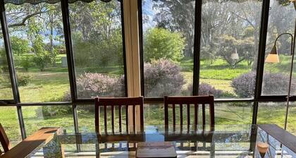 Escape to the country - centrally located with Cathedral views