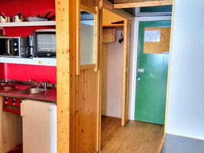 Coffee/tea maker, fridge, microwave, stovetop
