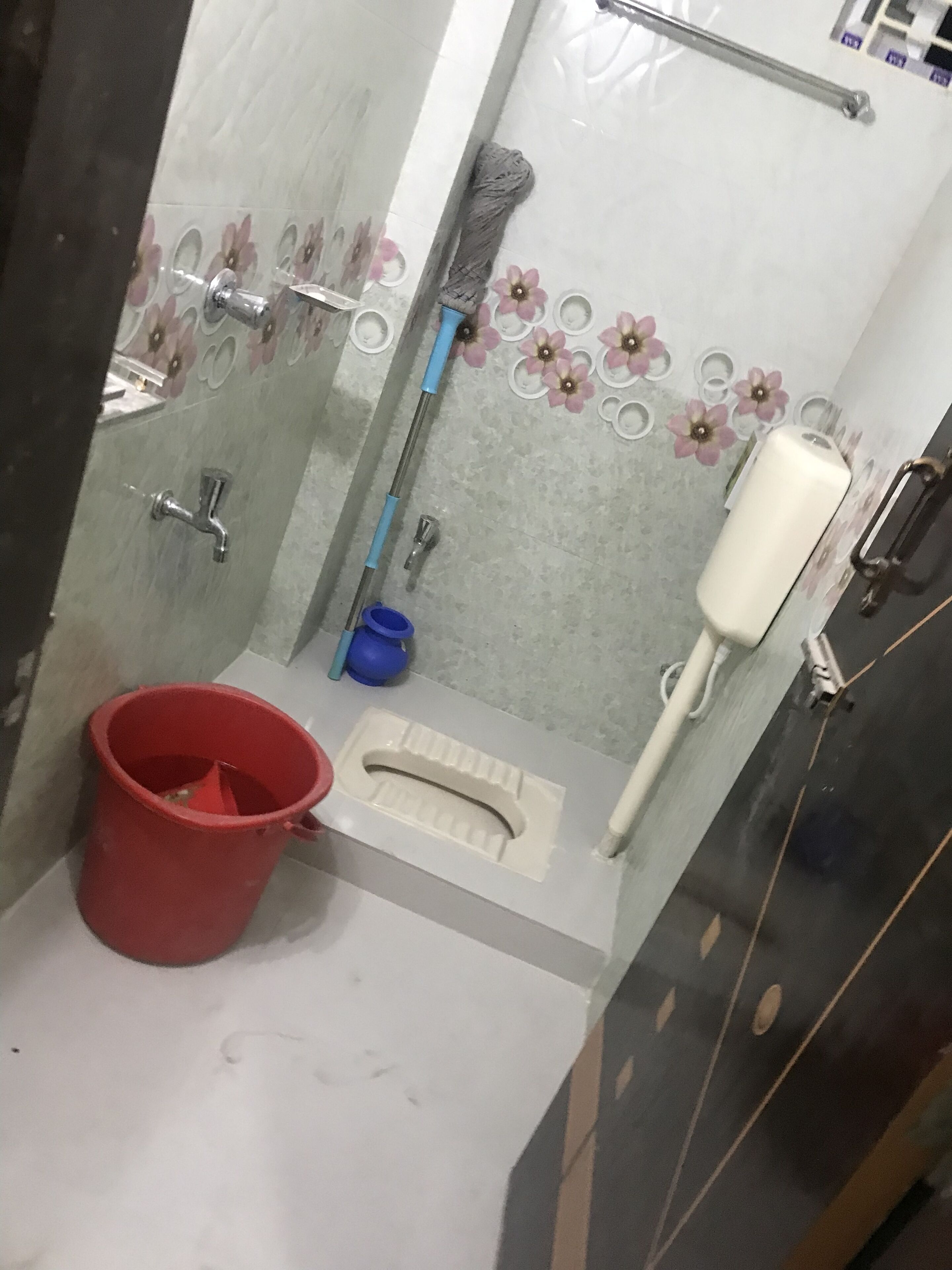 Jetted tub, hair dryer, bidet, towels