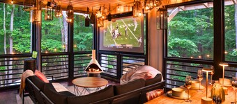 Private Multi Family Retreat on 5 Acres!