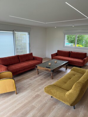 TV - Maison Dans un Jardin Paysager Calme et Ressourçant (Frossay)