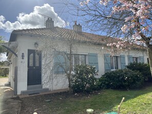 Exterior - Maison Dans un Jardin Paysager Calme et Ressourçant (Frossay)