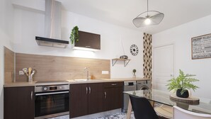 Coffee/tea maker, fridge, microwave, oven - ClairChêne - Cosy Centre Parking (Verdun)