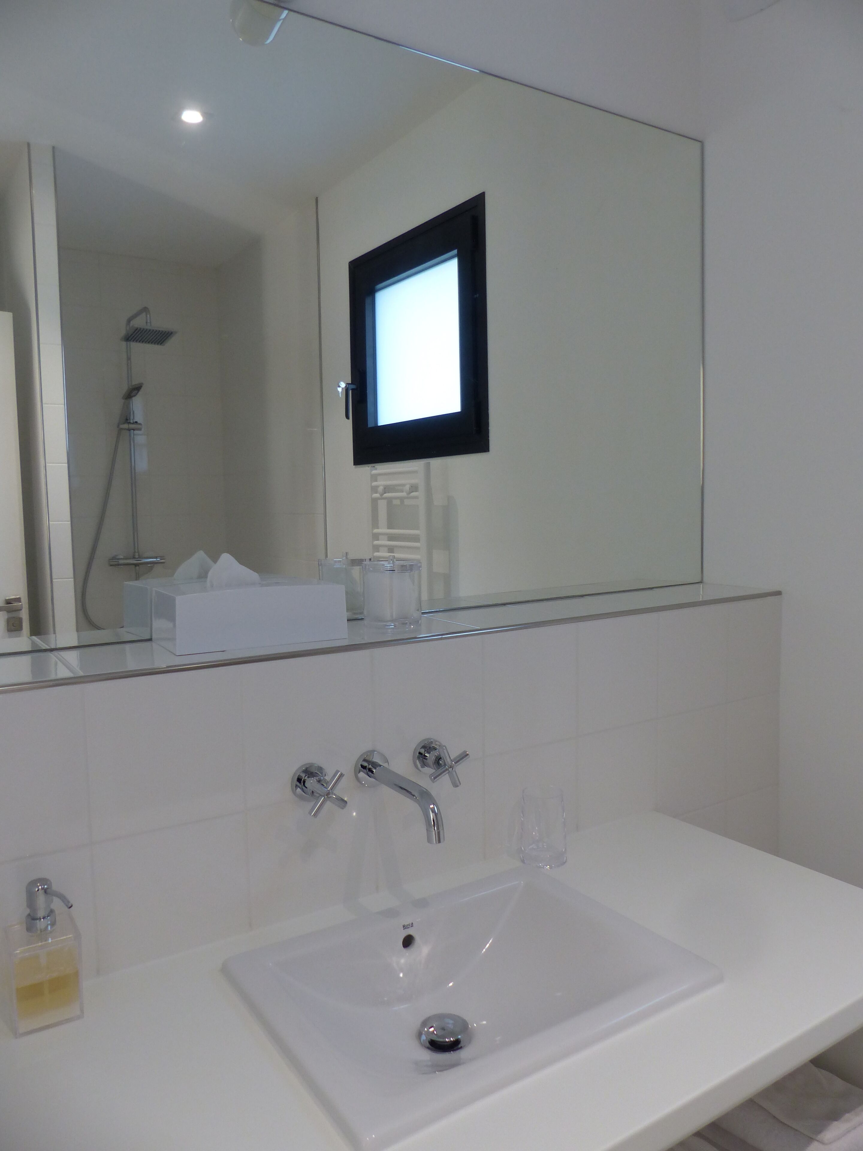 Een douche, een haardroger, handdoeken, zeep