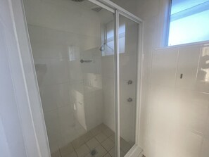 Douche, séchoir à cheveux, serviettes fournies