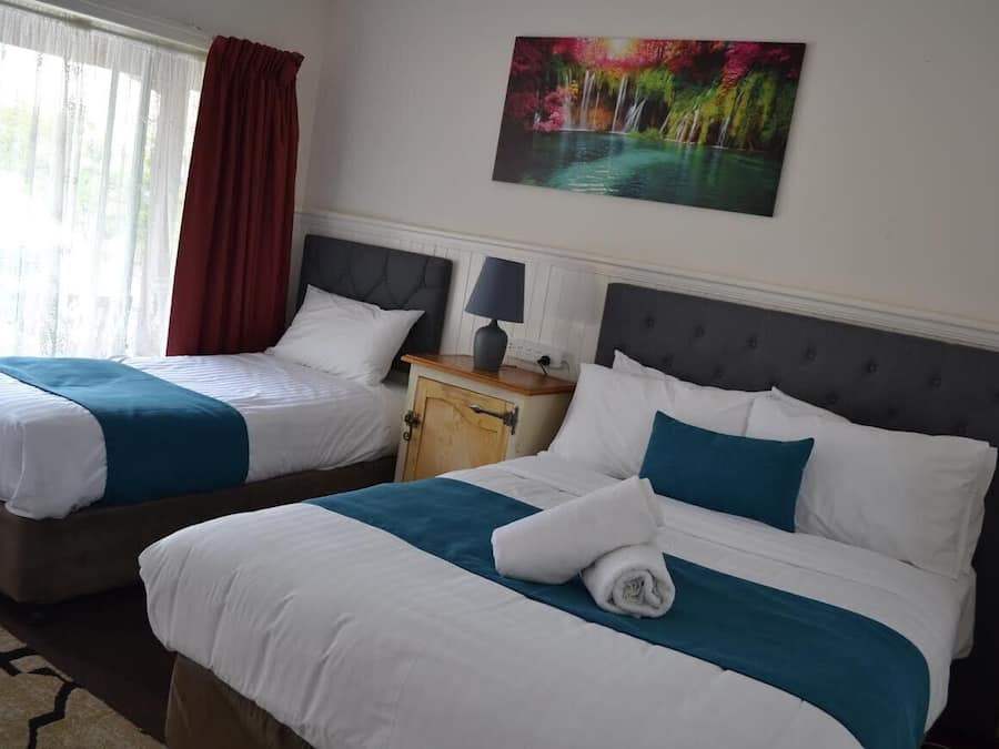 Deluxe kamer, 1 twee- of 2 eenpersoonsbedden | Een strijkplank/strijkijzer, gratis wifi, beddengoed