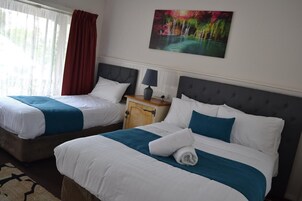 Habitación Deluxe con 1 cama doble o 2 individuales | Tabla de planchar con plancha, wifi gratis, ropa de cama