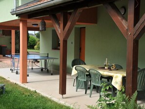 Outdoor dining - Bright and quiet cottage with terrace, barbecue, and parking 5 km from Colmar (Houssen)