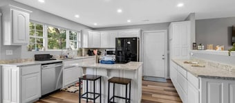 Pet-friendly Lake Bungalow - 3 blocks to Beaver Lake