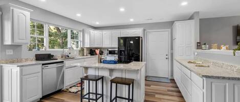 Réfrigérateur, micro-ondes, four, plaque de cuisson