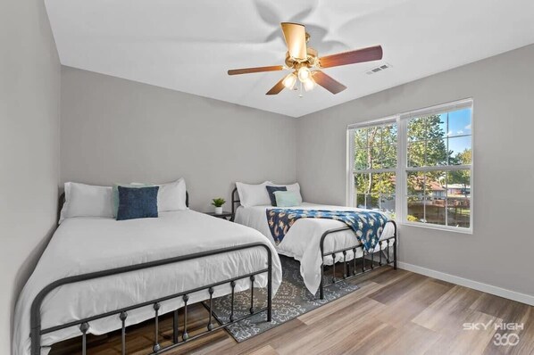 2 chambres, fer et planche à repasser, Wi-Fi, draps fournis