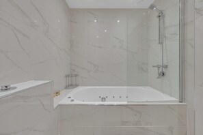 Een douche, een haardroger, handdoeken, shampoo