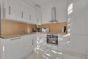 Fridge, microwave, oven, stovetop - Charming 1B Victorian Apartment near Paddington St (London)